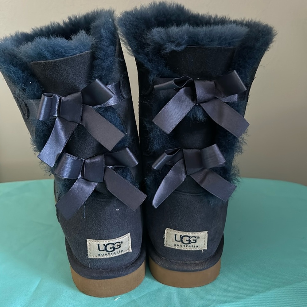 Ugg bow ii